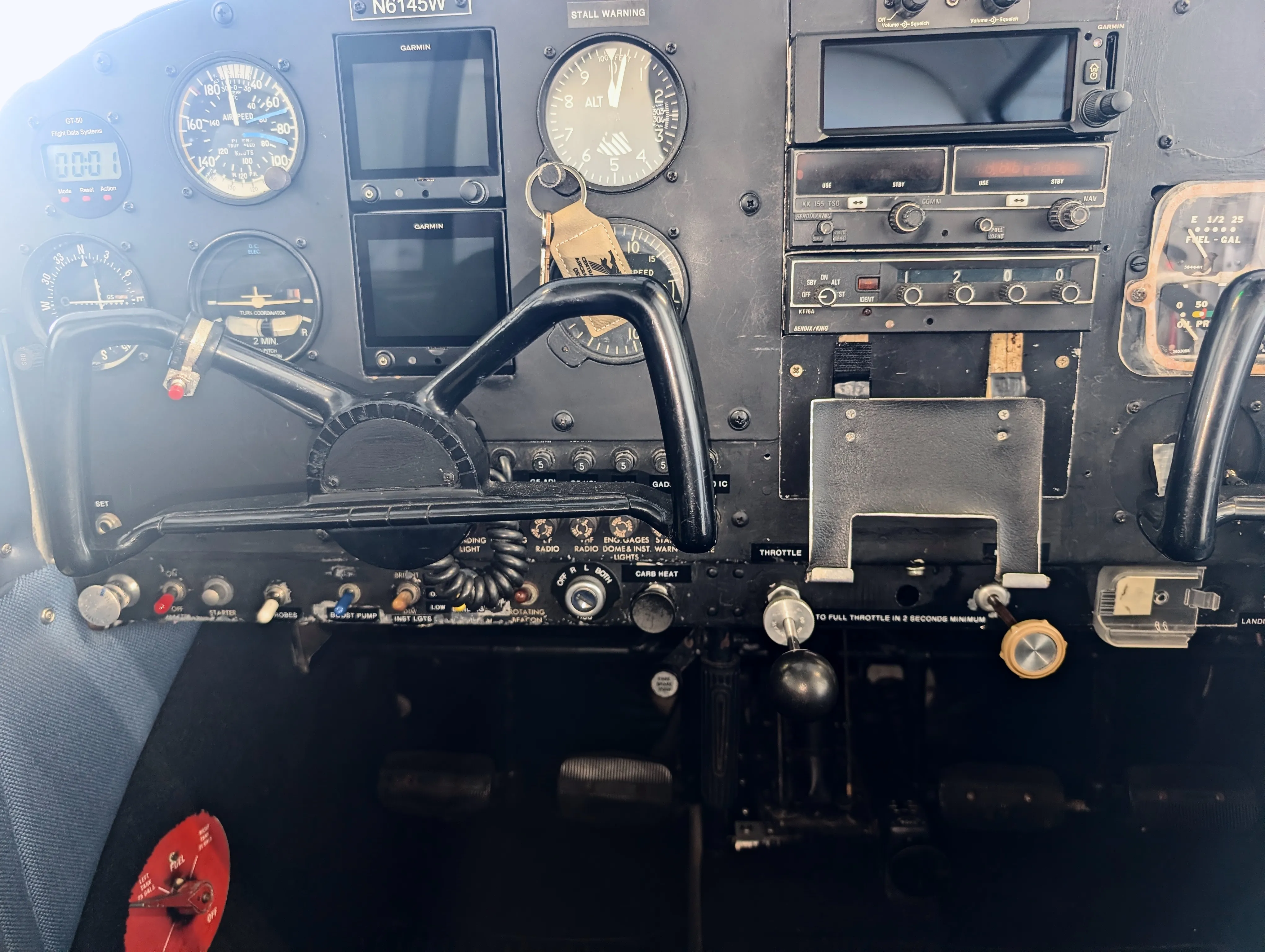 Six-pack instrument panel of the Piper Cherokee 140